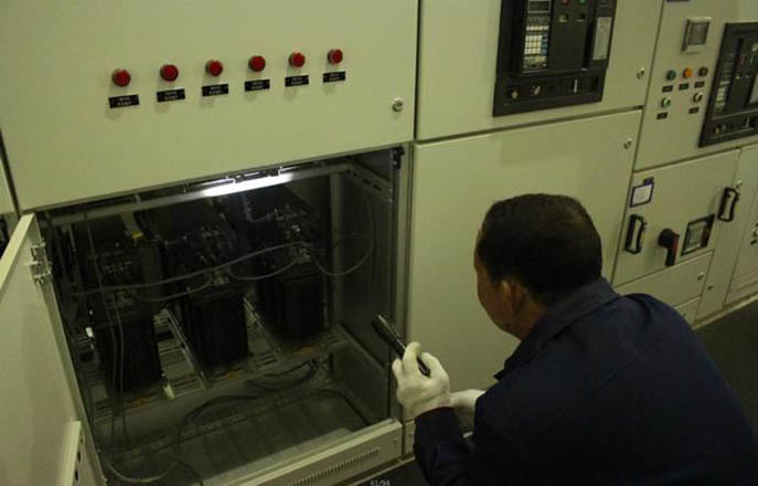 日常維護注意檢查無功補償電容器漏油現(xiàn)象